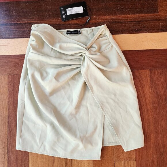 NWT PrettyLittleThing Sage Green Twist Front Split Leg Mini Skirt Size 6 - Picture 2 of 12